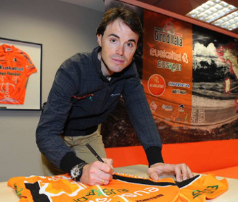 Samuel Sánchez autografa la maglia Euskaltel. A quando la firma di un contratto? © ibanmayoblog.blogspot.com