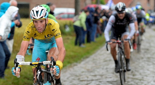 È tutto vero: Vincenzo Nibali guida sul pavé davanti a Fabian Cancellara! © Bettiniphoto
