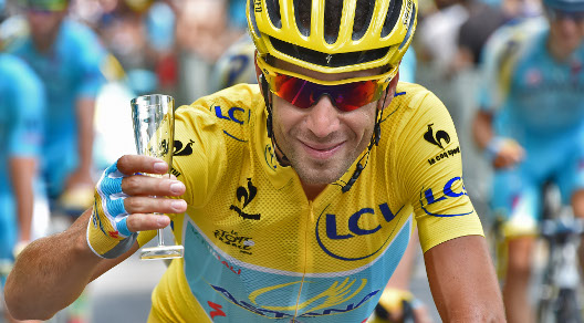 Vincenzo Nibali brinda per la vittoria del Tour de France © Bettiniphoto