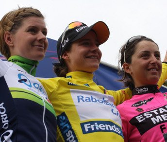 Marianne Vos, Emma Johansson e Rossella Ratto sul podio finale © womenstour.co.uk