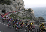 Dopo sei edizioni, la Milano-Sanremo torna a transitare su Capo Noli © genova.repubblica.it