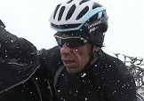 Rigoberto Urán alle prese con una mantellina in cima al Passo dello Stelvio @ Bettiniphoto