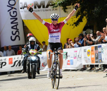 Secondo successo al Giro Rosa per Annemiek Van Vleuten a San Donato Val di Comino © Nicola Ianuale