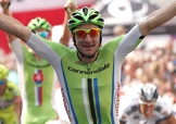 Elia Viviani vince la Coppa Bernocchi su Pozzato, dietro di lui esulta anche Sagan © Bettiniphoto