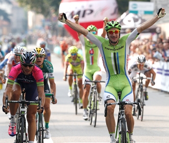Elia Viviani vince la Coppa Bernocchi su Pozzato, dietro di lui esulta anche Sagan © Bettiniphoto