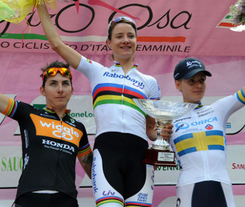 Marianne Vos con Giorgia Bronzini ed Emma Johansson sul podio di Chiavenna © Nicola Ianuale