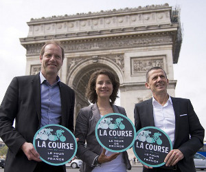 Christian Prudhomme, Marianne Vos e Yann Le Moënner, sotto l'Arco di Trionfo, presentano La Course © velonews.competitor.com
