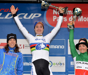 Marianne Vos sul podio di Nommay, tra Helen Wyman ed Eva Lechner © Sport.be
