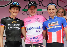 Da sinistra: Mara Abbott, Anna Van der Breggen e Megan Guarnier sul podio del 26° Giro Rosa © Wiggle Honda Pro Cycling