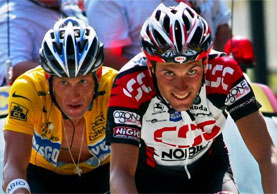 Ivan Basso con Lance Armstrong sulle salite del Tour de France © Ekstrabladet.dk