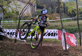 Bertolini all'attacco di Franzoi sul tratto misto del cross di Schio © Cicloweb