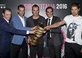 Valverde, Nibali, Basso, Contador e Sagan con il Trofeo Senza Fine dopo la presentazione del Giro 2016 © Ansa/Carconi-Peri