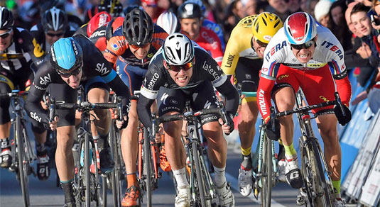 Il combattuto sprint tra Mark Cavendish, Alexander Kristoff ed Elia Viviani a Kuurne © Bettiniphoto