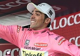 Alberto Contador festeggia sul podio in maglia rosa @ ANSA Dal Zennaro