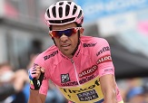 Alberto Contador esulta al Sestrière per l'ormai imminente vittoria del Giro d'Italia 2015 © Ansa/Dal Zennaro