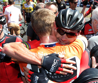 L'abbraccio tra Cadel Evans e Rohan Dennis al termine del Tour Down Under 2015 © TourDownUnder.com.au