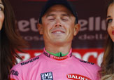 Simon Gerrans estasiato in maglia rosa a Sanremo © Bettiniphoto