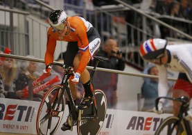 Jeffrey Hoogland elimina il campione olimpico Jason Kenny nei quarti della prova sprint ©Bettiniphoto