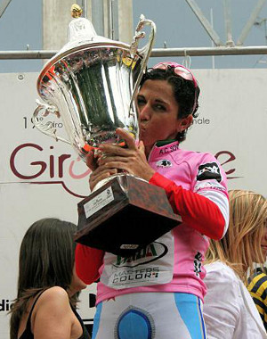 Bacia il trofeo e vince il quinto Giro d'Italia © Ianuale