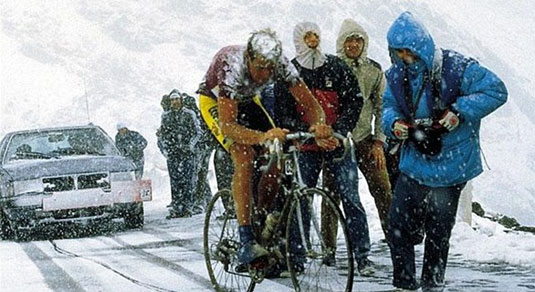 Johan Van der Velde sotto la neve del Gavia al Giro 1988 @ sport.idnes.cz