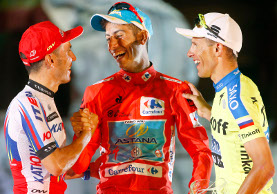 Fabio Aru, Purito Rodríguez e Rafal Majka scherzano sul podio di Madrid © Bettiniphoto