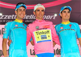 Alberto Contador tra Fabio Aru e Mikel Landa sul podio del Giro d'Italia 2015 © Bettiniphoto