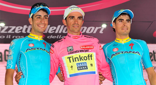 Alberto Contador tra Fabio Aru e Mikel Landa sul podio del Giro d'Italia 2015 © Bettiniphoto