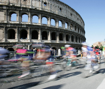 Il gruppo davanti al Colosseo durante la Roma Maxima © Bettiniphoto