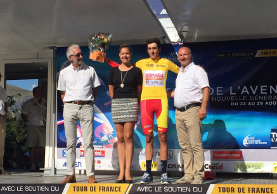 Marc Soler premiato da Cookson come vincitore del Tour de l'Avenir © Movistar team 