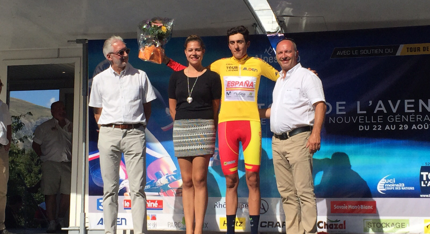 Marc Soler premiato da Cookson come vincitore del Tour de l'Avenir © Movistar team 
