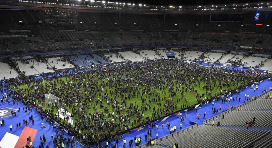 Una delle immagini simbolo dell'assurda notte parigina del 13 novembre © it.sports.yahoo.com