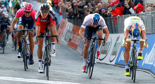La vittoria di Greg Van Avermaet ad Arezzo davanti a Peter Sagan, Zdenek Stybar e Filippo Pozzato © Bettiniphoto