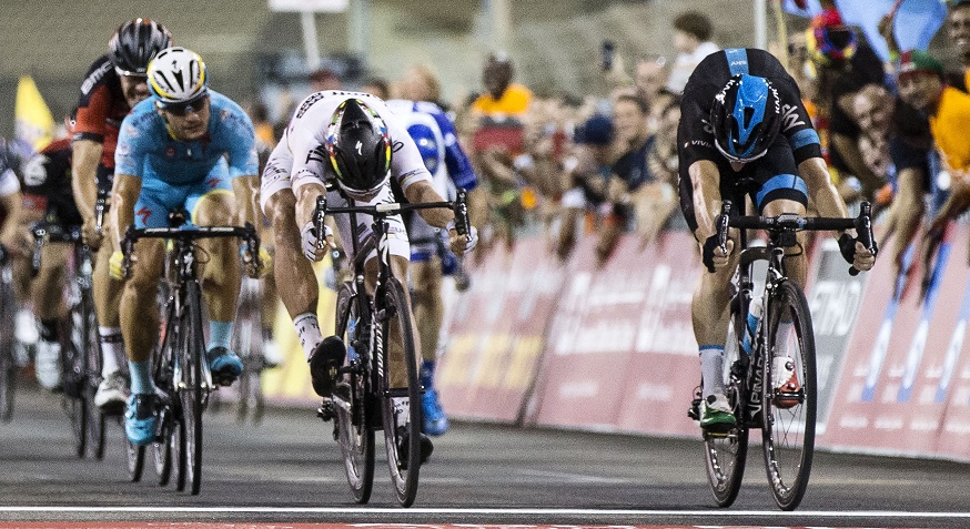 Elia Viviani batte Peter Sagan con un colpo di reni nell'ultima tappa dell'Abu Dhabi Tour © ANSA/CARCONI - PERI