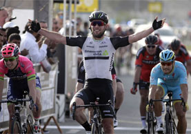 Mark Cavendish batte Sacha Modolo e Andrea Guardini ad Al Khor Corniche © Bettiniphoto