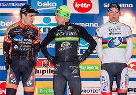 Il simbolico podio di Koksijde con Sven Nys tra Wout Van Aert e Mathieu Van der Poel © VeloNews.Competitor.com