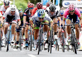 La posizione schiacciata sul manubrio di Caleb Ewan in volata © Bettiniphoto