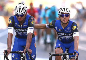 Fernando Gaviria consolato all'arrivo dal compagno Gianluca Brambilla © Etixx-Quick Step