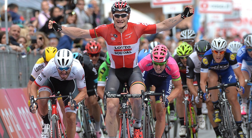 André Greipel può esultare anche a Foligno nella settima tappa del Giro d'italia 2016 @ Ansa - Peri