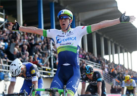 Mathew Hayman vince la Parigi-Roubaix davanti a Tom Boonen, Ian Stannard e Sep Vanmarcke © Bettiniphoto