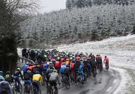 Alla Paris-Nice il gruppo pedala tra le strade innevate © Bettiniphoto