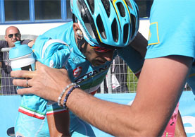 Vincenzo Nibali sostenuto dal massaggiatore all'arrivo di Corvara @ Bettiniphoto