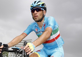 Vincenzo Nibali guarda verso il primo arrivo in salita del Giro