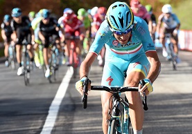 Vincenzo Nibali tenta l'attacco nella salita finale della sesta tappa del Giro d'italia 2016 @ Bettiniphoto