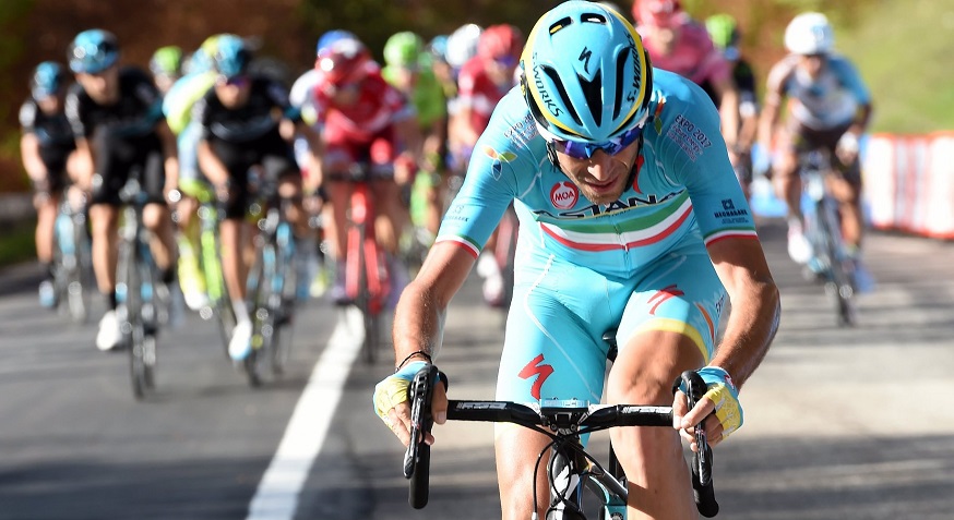Vincenzo Nibali tenta l'attacco nella salita finale della sesta tappa del Giro d'italia 2016 @ Bettiniphoto