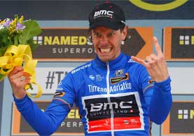 Daniel Oss raggiante sul palco delle premiazioni dopo la vittoria BMC nella cronosquadre di Lido di Camaiore © Bettiniphoto