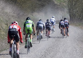 Corridori tra la polvere della Strade Bianche: ma quest'anno la probabile pioggia preannunciata regalerà una gara fangosa © ANSA/CLAUDIO PERI