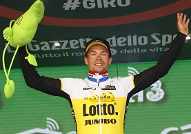 Primoz Roglic sul podio al termine della cronometro del Chianti al Giro d'Italia 2016 @ Bettiniphoto