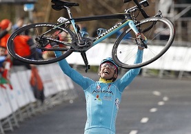 Diego Rosa alza verso il cielo la propria bici: è giunta l'ora del secondo successo in carriera © Bettiniphoto