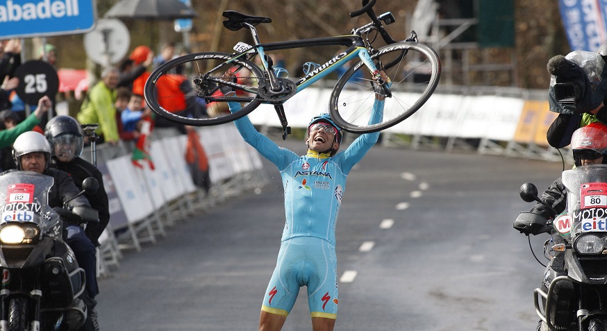 Diego Rosa alza verso il cielo la propria bici: è giunta l'ora del secondo successo in carriera © Bettiniphoto