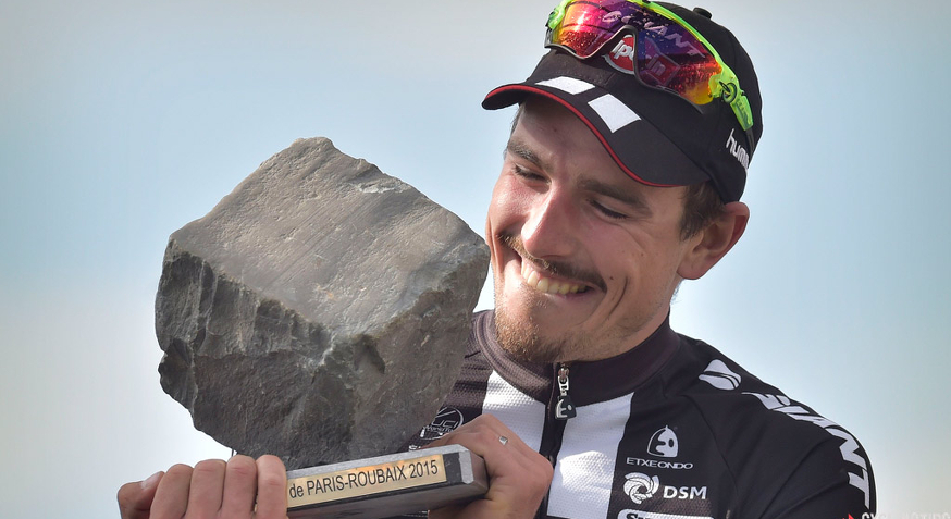 John Degenkolb gusta il premio al vincitore della Roubaix: un pezzo di pavè © Cor Vos